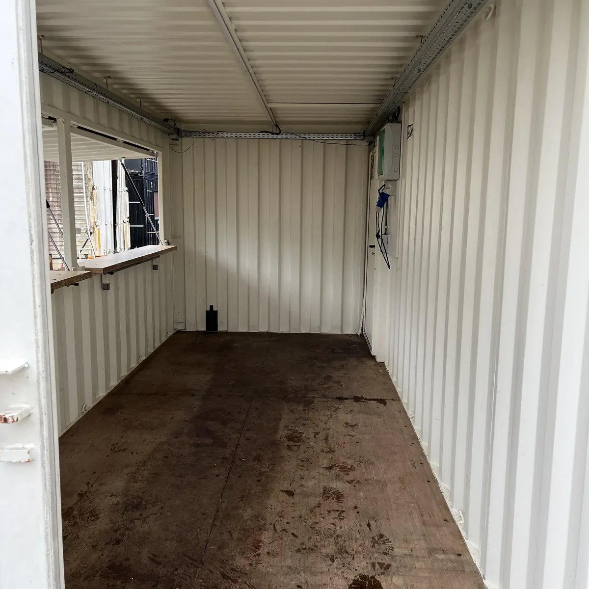 witte barcontainer, interieur