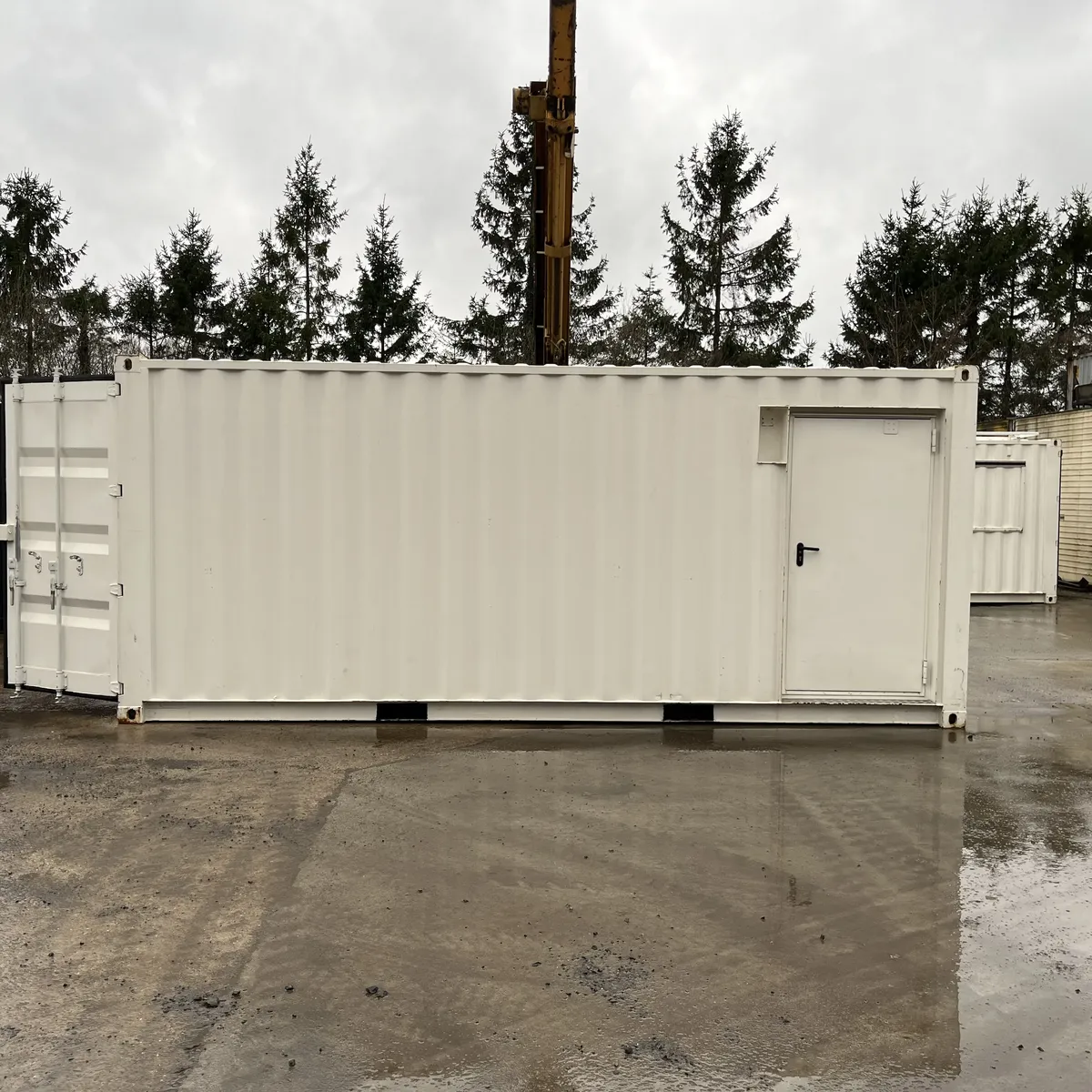 witte barcontainer, met deur aan lange zijde