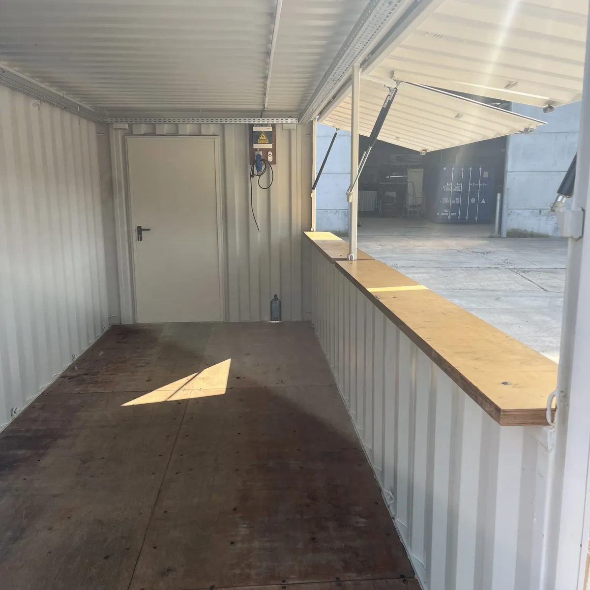binnenzicht witte 2 luik barcontainer