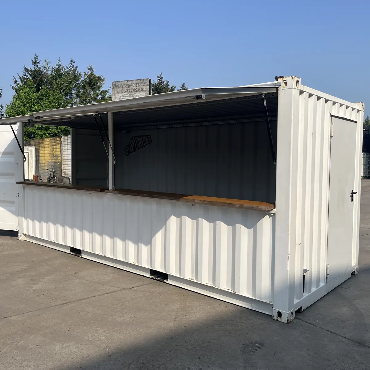 witte barcontainer luiken open